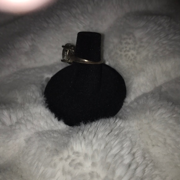 Iridescent crystal set in sterling silver ring with whale tail bezel - Picture 3 of 4